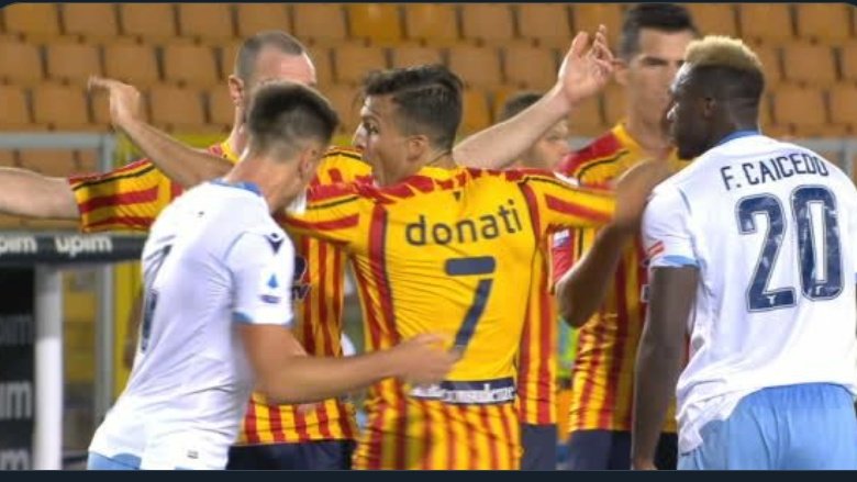 ¿Homenaje a Luis Suárez? Jugador de Lazio mordió a un rival en pleno partido