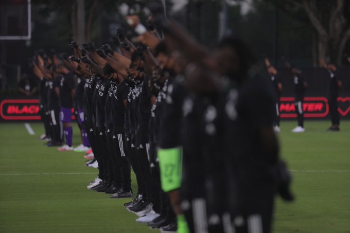 Más de 100 jugadores negros protagonizaron potente protesta contra el racismo en la reanudación de la MLS