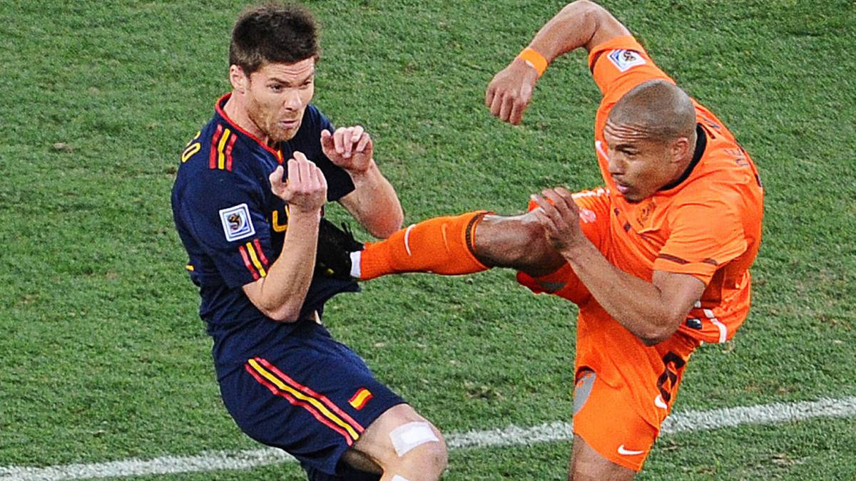 La criminal patada de Nigel de Jong a Xabi Alonso también cumplió 10 años