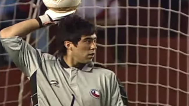 Hace exactos 16 años Claudio Bravo debutó en la Roja ante Paraguay por Copa América