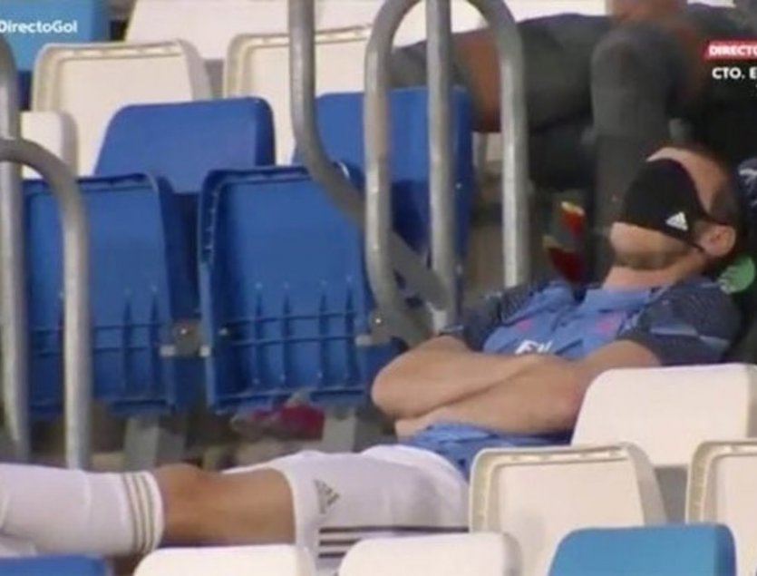 ¿Una siesta? La reprochable actitud de Gareth Bale en la suplencia de Real Madrid ante Alavés