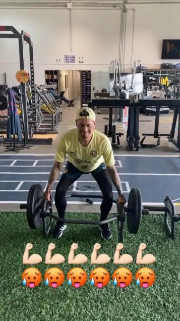 Nicolás Castillo mostró cómo avanza en su recuperación: Volvió a patear un balón