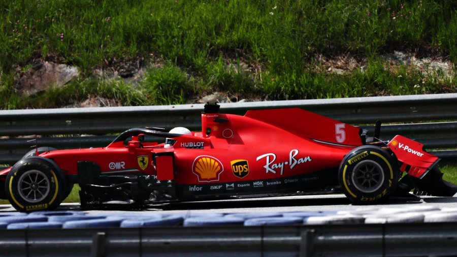 Vettel: Tres autos no caben en la misma curva, no sé que espacio vio Leclerc