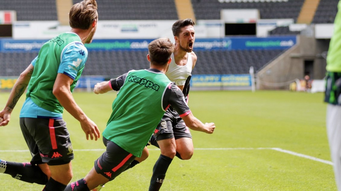 ¡Locura total! La eufórica celebración de Leeds de Bielsa tras batir en los minutos finales a Swansea