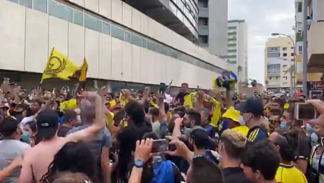Hinchas de Cádiz rompieron los protocolos sanitarios ante posible ascenso, pero el equipo perdió