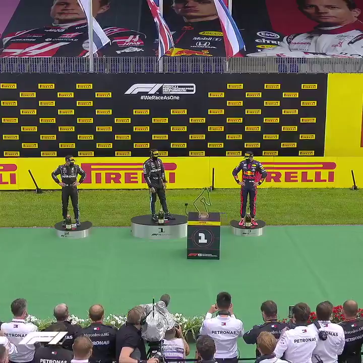 Podio anti Covid-19: Un robot entregó los premios en la F1 para mantener la distancia social