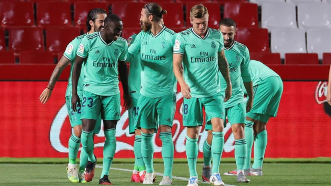 Real Madrid venció con sufrimiento a Granada y quedó a las puertas del título en España