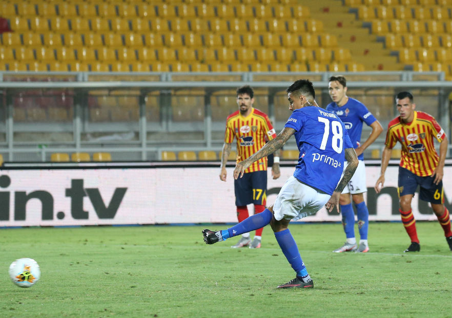 Fiorentina derrotó a Lecce pese a penal perdido por Erick Pulgar