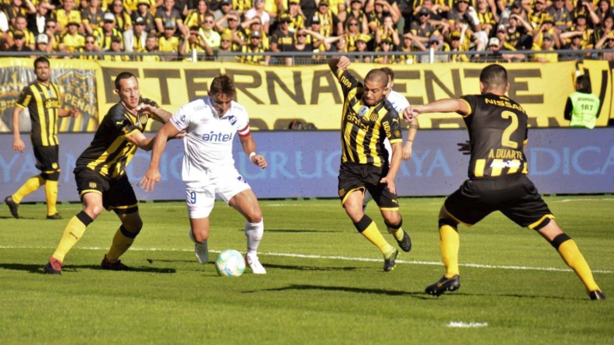 El fútbol uruguayo regresará a la competición en agosto con el clásico entre Peñarol y Nacional