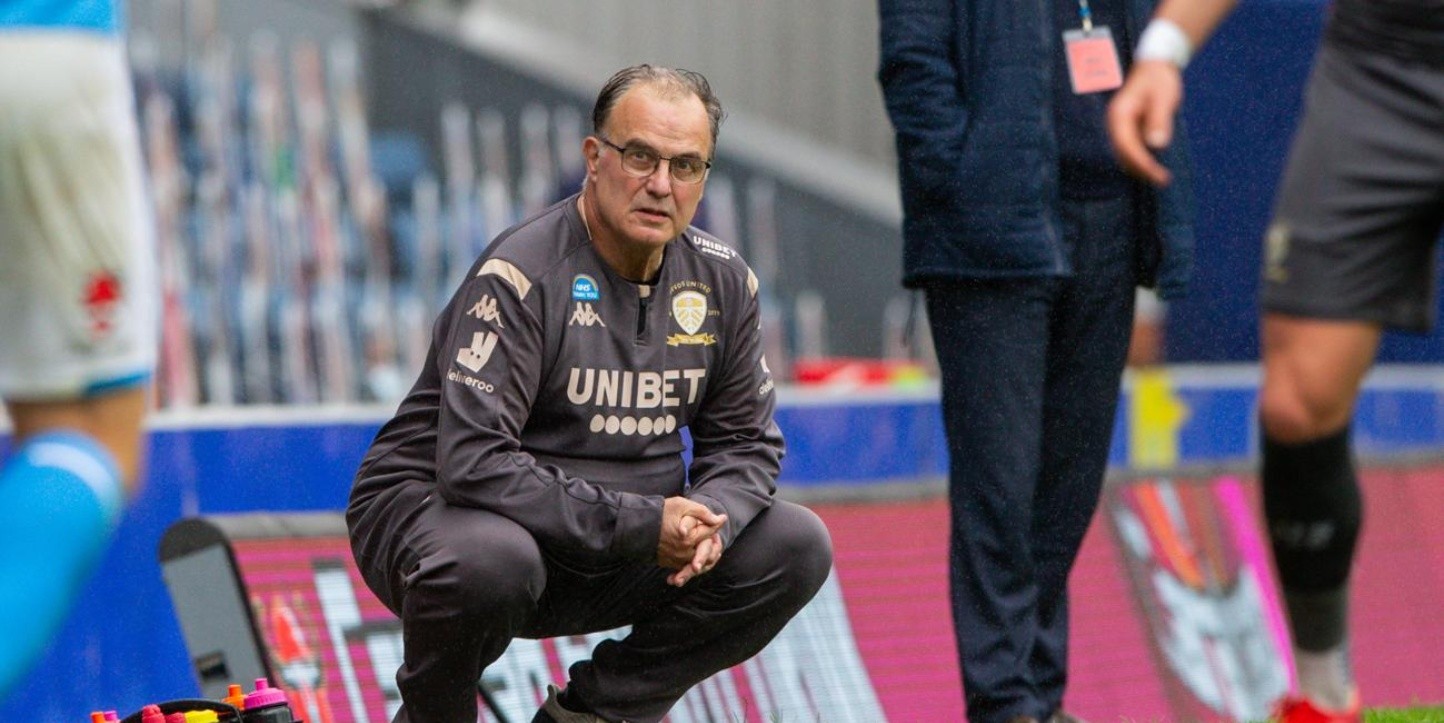 Leeds de Marcelo Bielsa batalló para vencer a Barnsley y quedó a un paso de la Premier