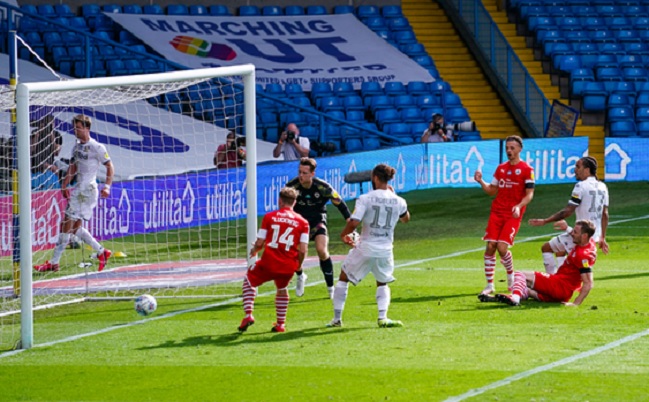 El autogol que dejó a Leeds United de Marcelo Bielsa al borde del ascenso