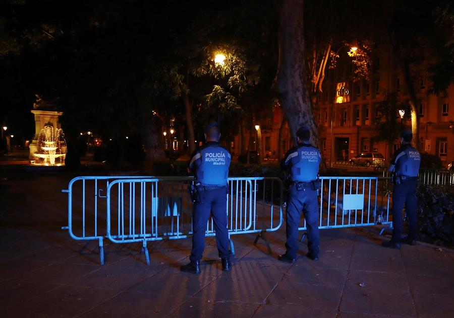 Hinchas de Real Madrid festejaron en pequeños grupos y desde autos el título de liga en Cibeles