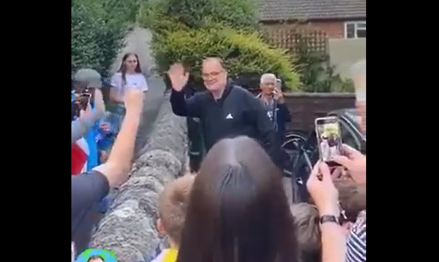 “¡Eres un Dios!”: Marcelo Bielsa festejó con sus vecinos el ascenso de Leeds a la Premier