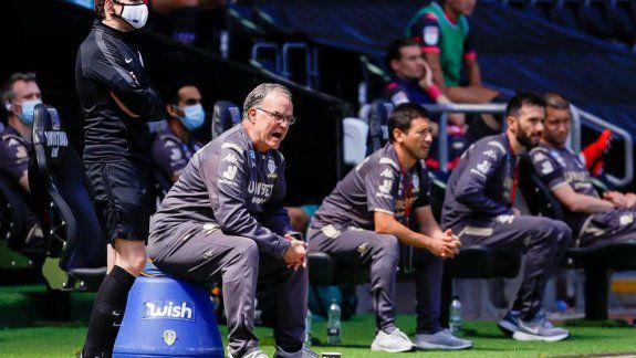 Marcelo Bielsa se reunió con sus jugadores y tuvo un efusivo festejo