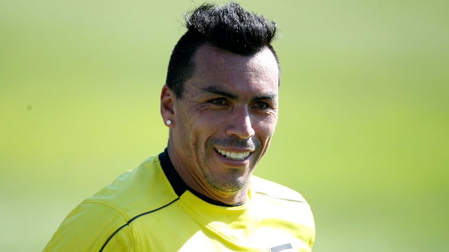 Esteban Paredes celebró el retorno a las prácticas junto a Colo Colo