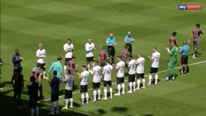 Jugadores de Derby County le hicieron el pasillo de los campeones a Leeds United