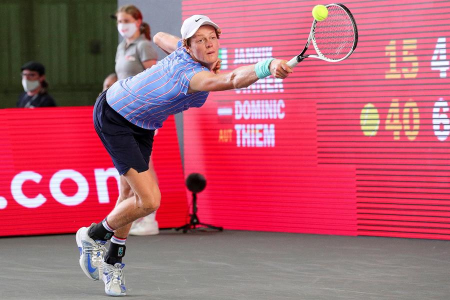 Dominic Thiem ganó la exhibición de Berlín en un hangar de aviones