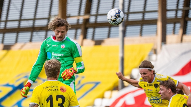 Golazo: Arquero sueco fue al área rival y marcó con un perfecto cabezazo