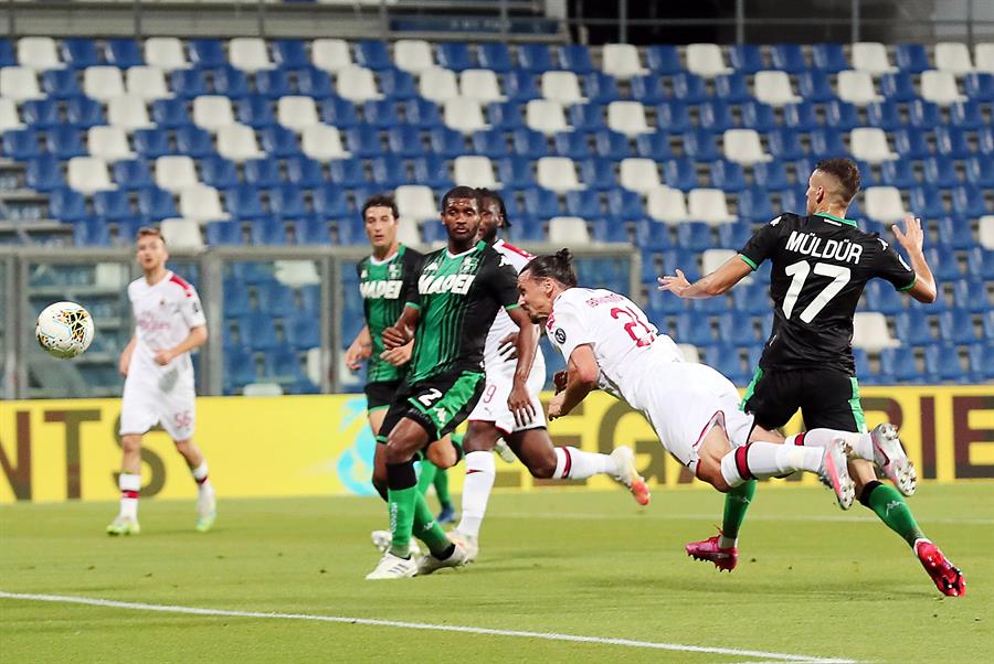 El incombustible Zlatan Ibrahimovic se lució con un doblete en triunfo de AC Milan sobre Sassuolo