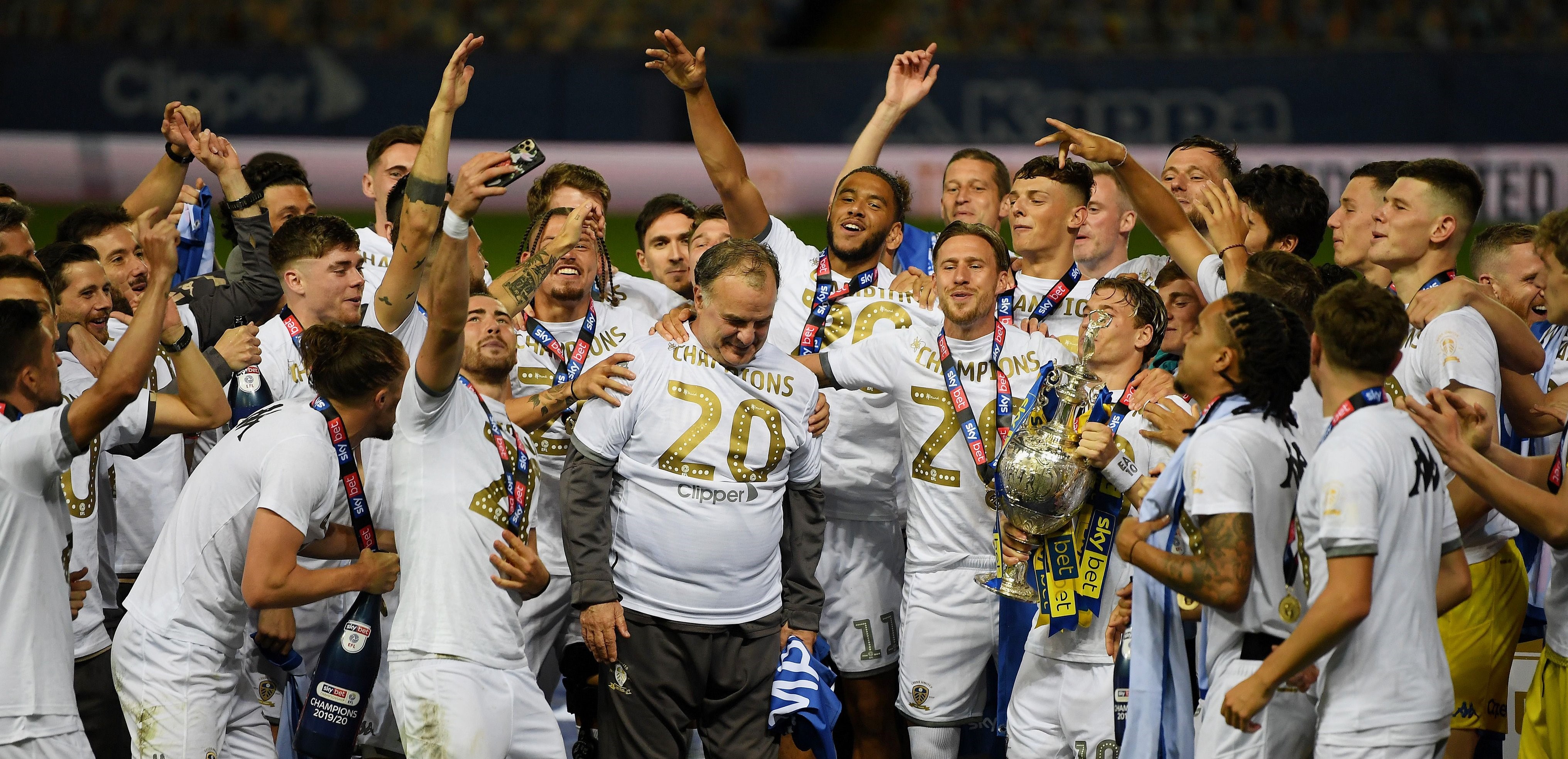 El emocionante momento en que Marcelo Bielsa levantó la copa de campeón con Leeds