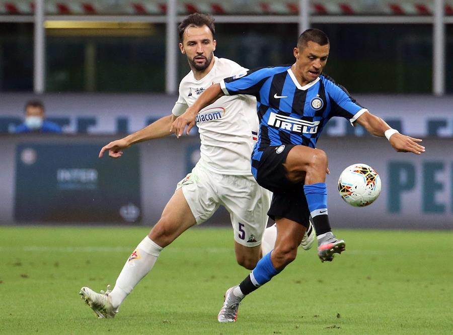 Inter de Alexis destiñó ante Fiorentina de Erick Pulgar y le dejó el título en bandeja a Juventus