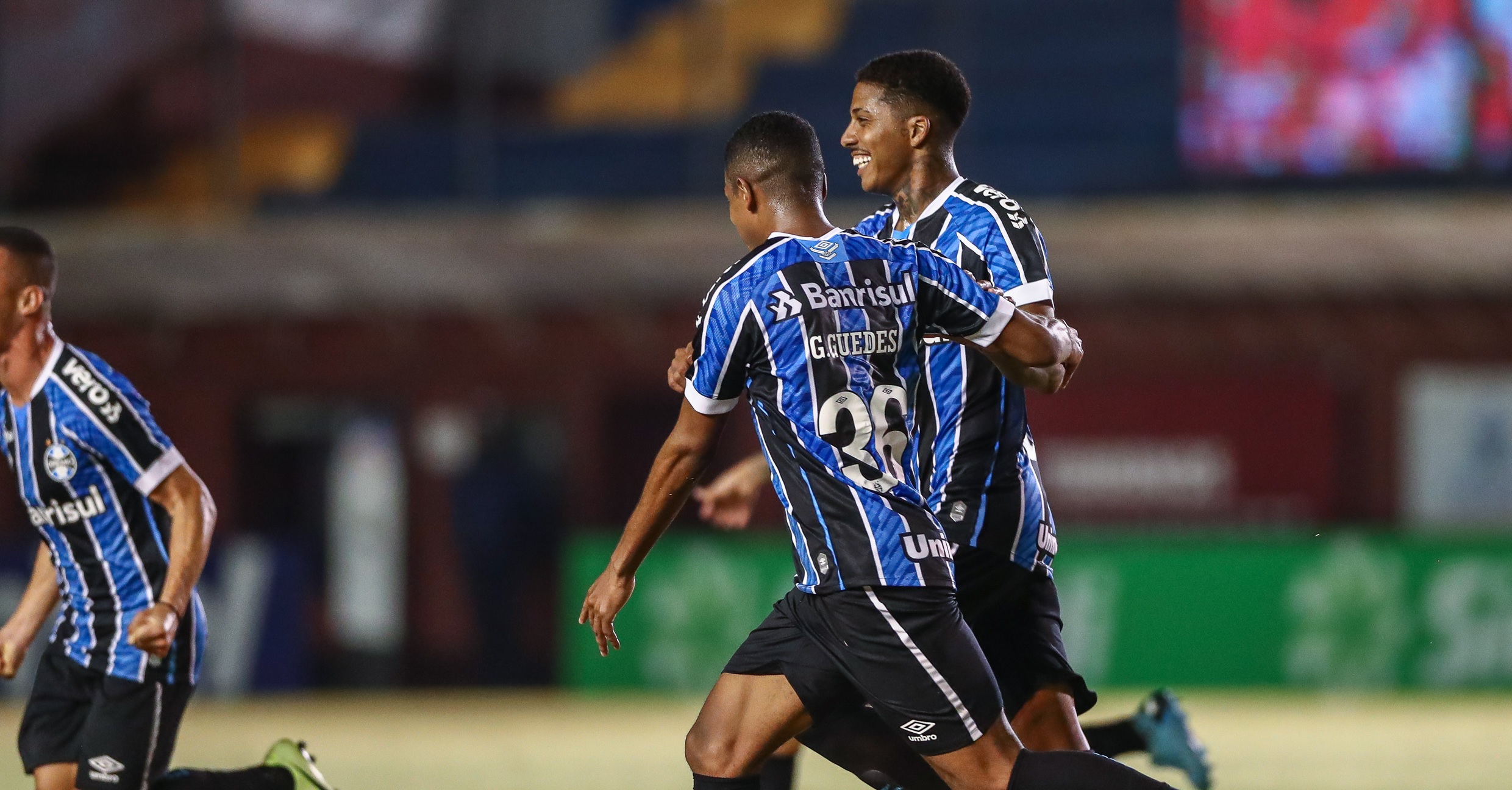 Gremio venció a Internacional en el clásico gaucho con un “afortunado” tiro libre
