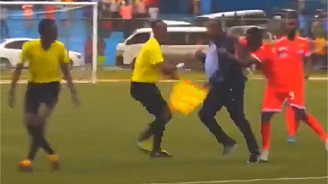 Técnico de equipo de Somalía enloqueció tras su expulsión y golpeó al guardalíneas