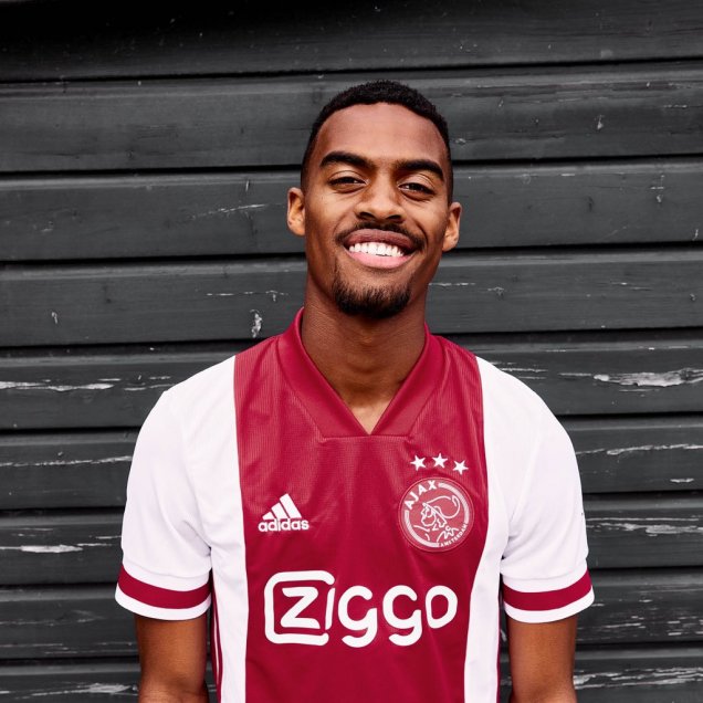 En su estilo sobrio: Ajax presentó la camiseta que usará en la próxima temporada