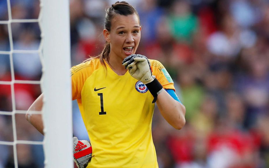 Las mejores atajadas de la cumpleañera Christiane Endler