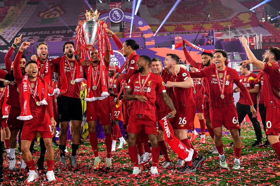 Jugador de Liverpool sufrió robo en su casa mientras celebraba el título en la Premier League