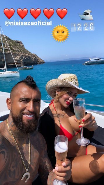 Arturo Vidal recarga energías en Ibiza junto a Sonia Isaza