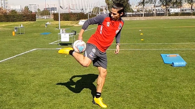 Matías Fernández se lució dominando un balón en su retorno a los entrenamientos en Colo Colo