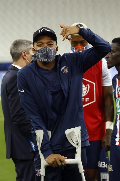 Kylian Mbappe terminó lesionado y con muletas tras la final de la Copa de Francia