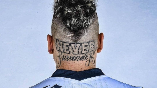 “Nunca te rindas”: Nico Castillo sorprendió con un tatuaje en la nuca en sesión de fotos de América