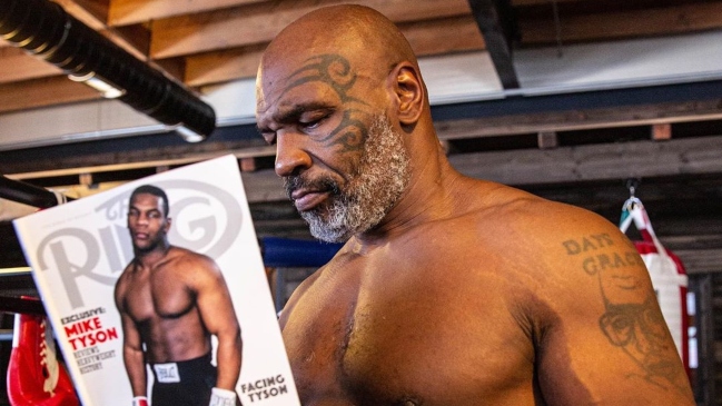 Mike Tyson firmó el contrato de su regreso al boxeo fumando marihuana