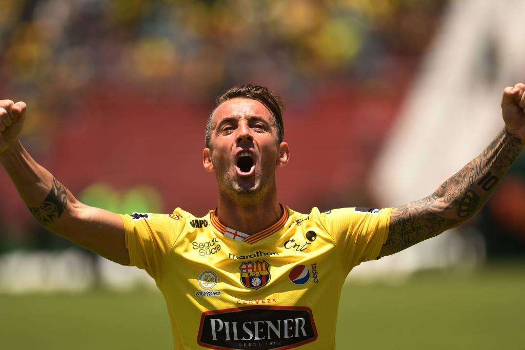 ¡Se pasó! El golazo imposible de Damián Díaz en Ecuador