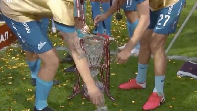 El plantel de Zenit quebró el trofeo de cristal que recibieron tras quedarse con la Copa de Rusia