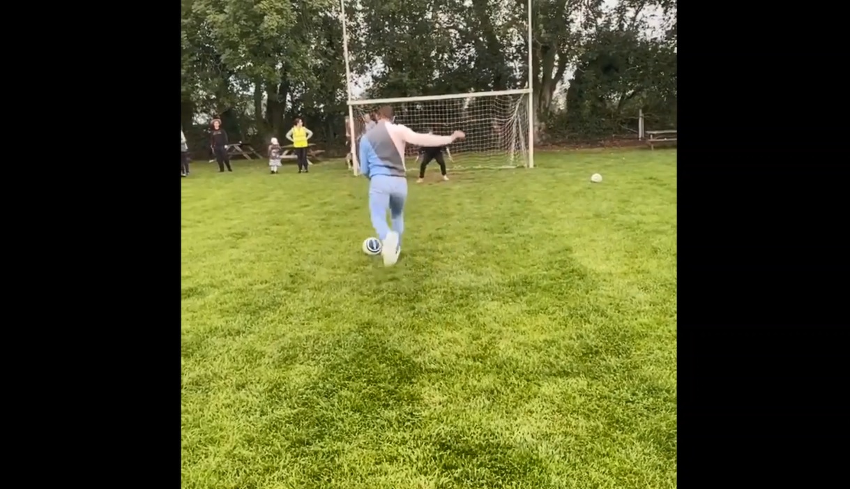 Conor McGregor mostró sus dotes futbolísticos y le envió un mensaje a Sergio Ramos