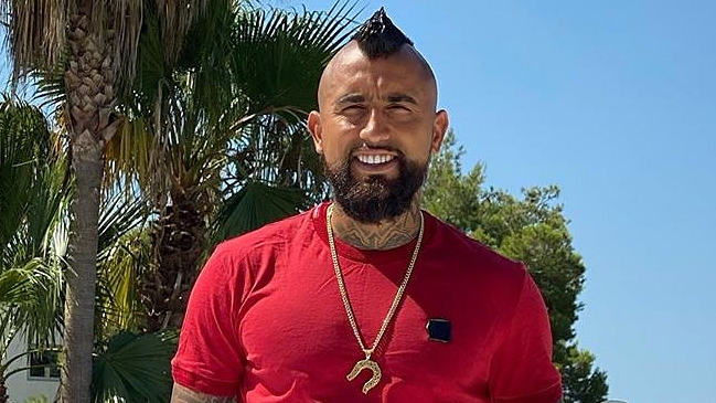 Arturo Vidal puso fin a sus vacaciones en Ibiza y también realizó en vivo con Franco “El Gorila”