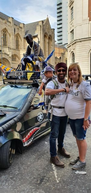 Estatua de Bielsa salió de gira y provocó locura de los fanáticos de Leeds