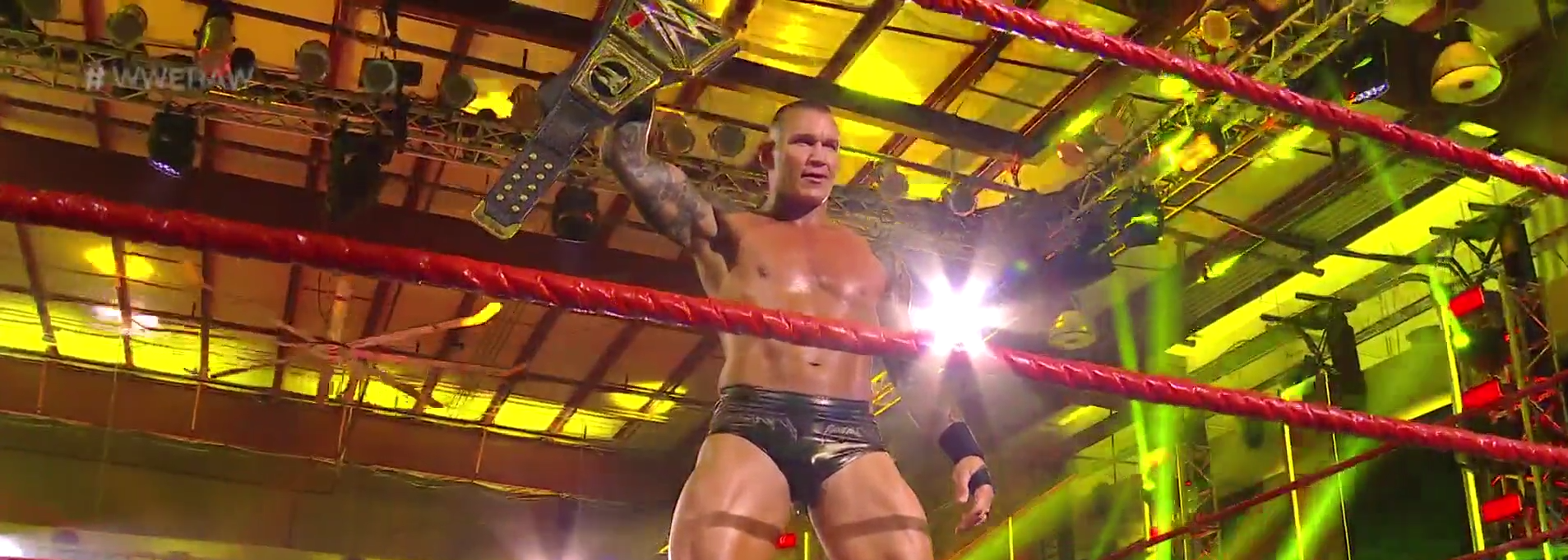 ¡RKO de la nada! Randy Orton atacó al campeón Drew McIntyre en RAW