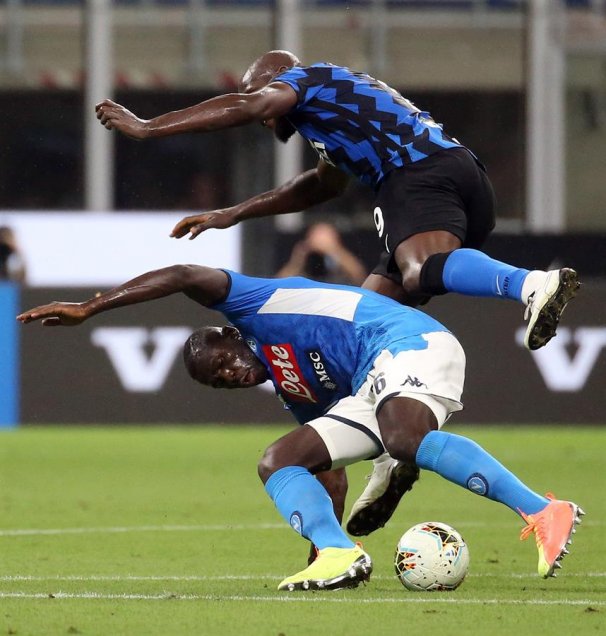 Alexis Sánchez batalló en trabajado triunfo de Inter contra Napoli que le permitió quedar sublíder