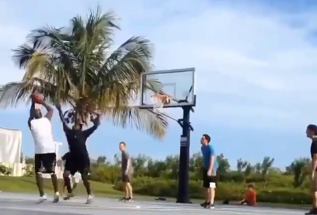 Michael Jordan “humilló” a unos jóvenes en un partido de baloncesto callejero