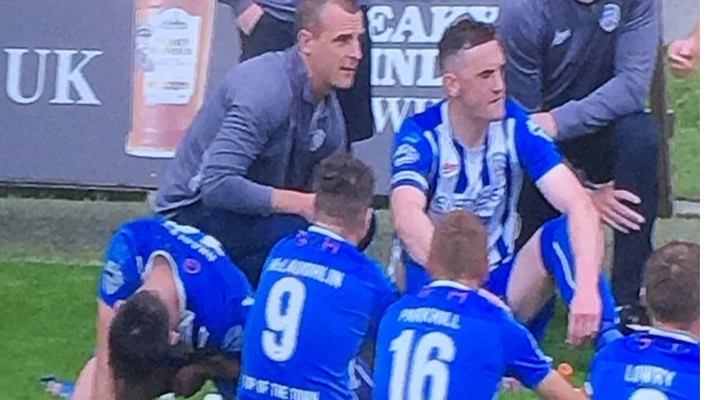 Jugador orinó en la cancha mientras su DT daba instrucciones en Irlanda del Norte