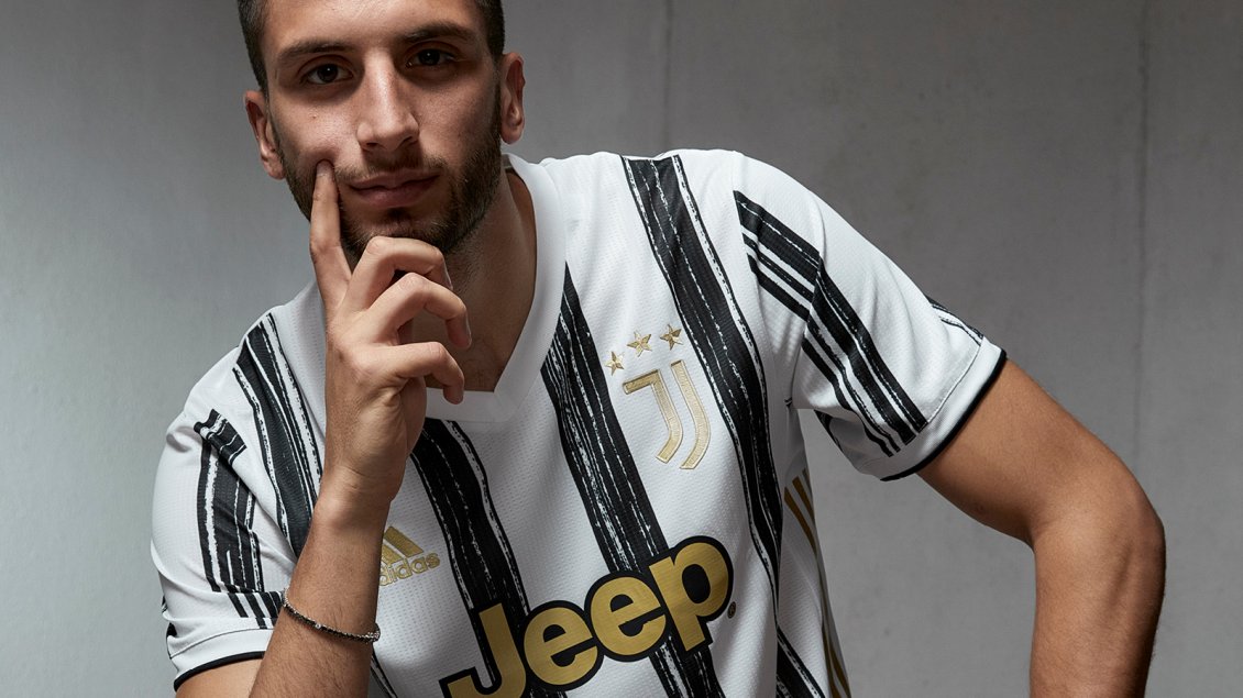 Tradición y elegancia: Juventus presentó indumentaria titular para la próxima temporada