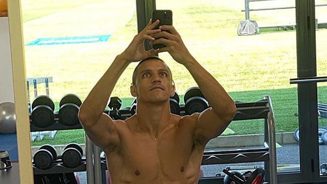 Alexis Sánchez exhibió su trabajado físico con foto desde el gimnasio