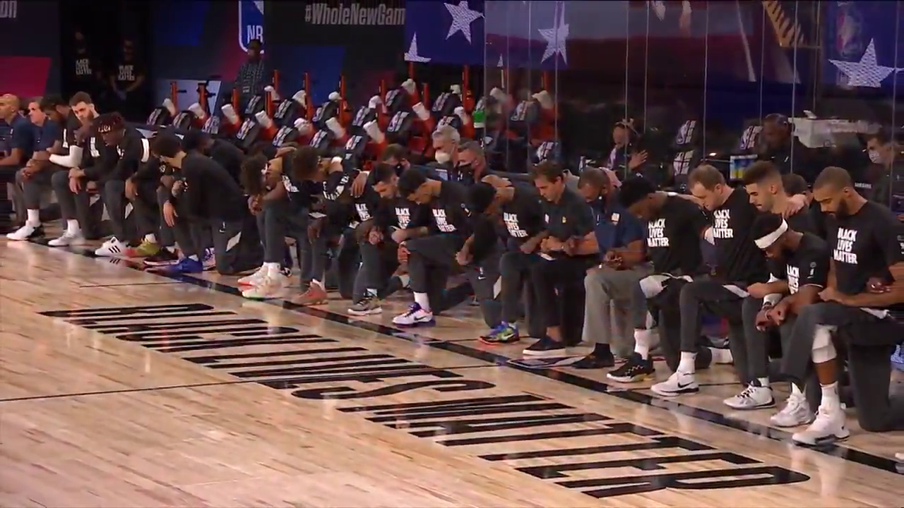 Jugadores de los Pelicans y Utah Jazz se arrodillaron durante el himno de EE.UU. en la vuelta de la NBA