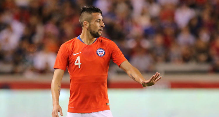 Salida de lateral acerca a Mauricio Isla a Real Betis y Boca comienza a resignarse