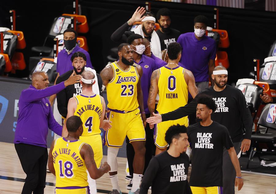 LeBron James se lució en el reinicio de la NBA al anotar la canasta del triunfo