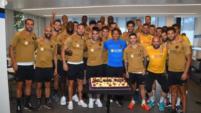 Un sonriente Alexis Sánchez participó del saludo cumpleañero a Conte